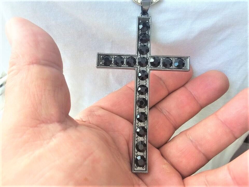 Großes Kreuz mit schwarzen Steinen besetzt