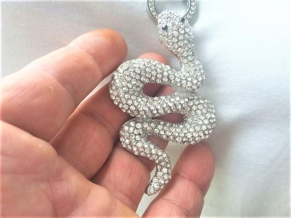 Große Schlange mit Swarovski Elementen besetzt