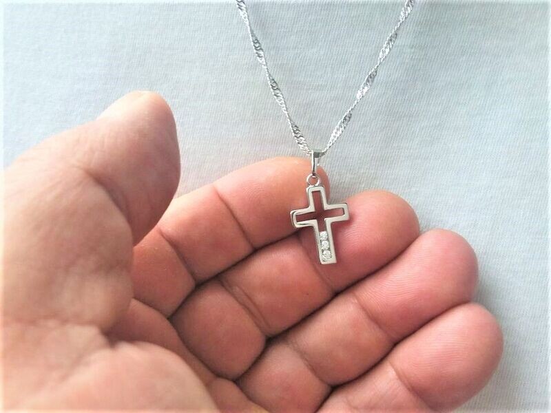 Schickes Kreuz mit facettierten Steinen in Weißgold Vergoldung