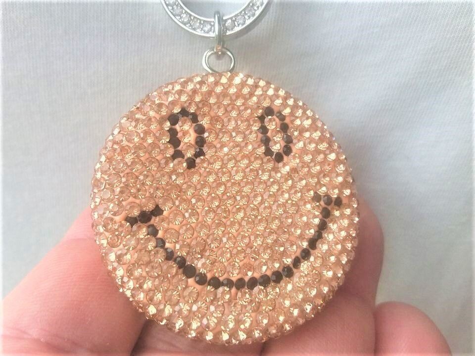 Großer Smiley Anhänger mit Swarovski Elementen besetzt