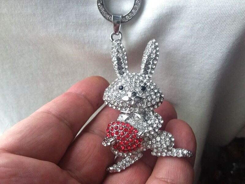 Osterhase / Häschen mit einem roten Osterei und Swarovski Elementen