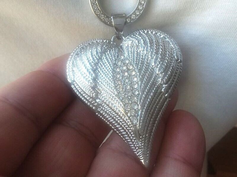 Herz in Flügelform mit Swarovski Elementen Herz in Flügelform mit Swarovski Elementen