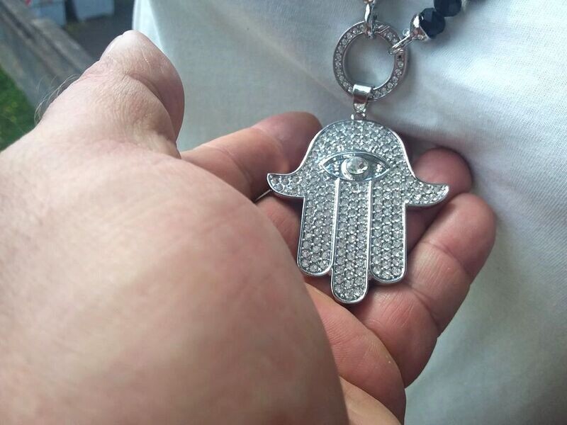 Fatimas Hand mit schickem Stein