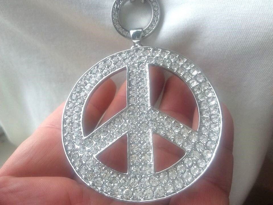 XXL Peace Anhänger mit funkelnden Steinen besetzt