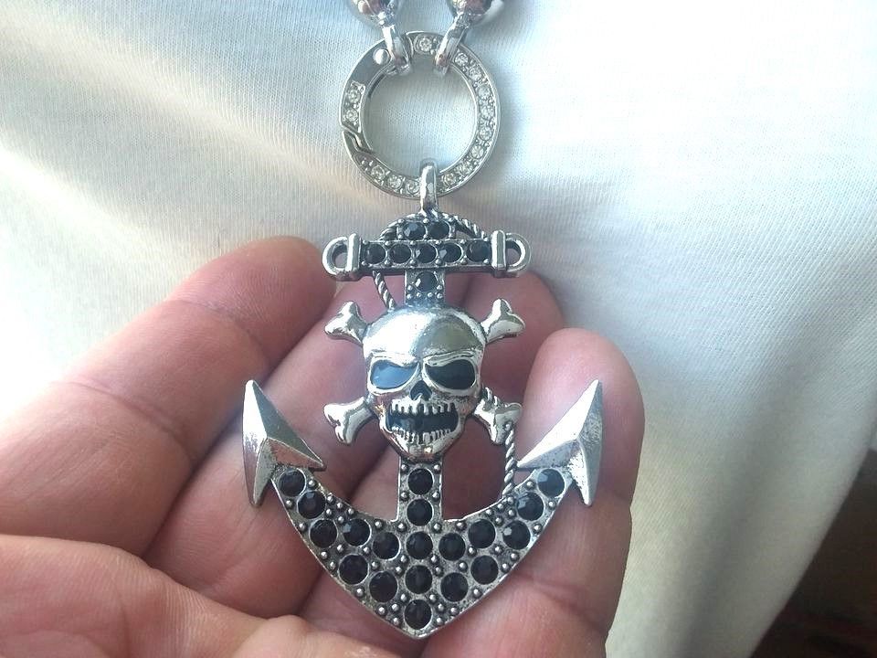 Anker mit Totenkopf / Skull und schwarzen Steinen besetzt