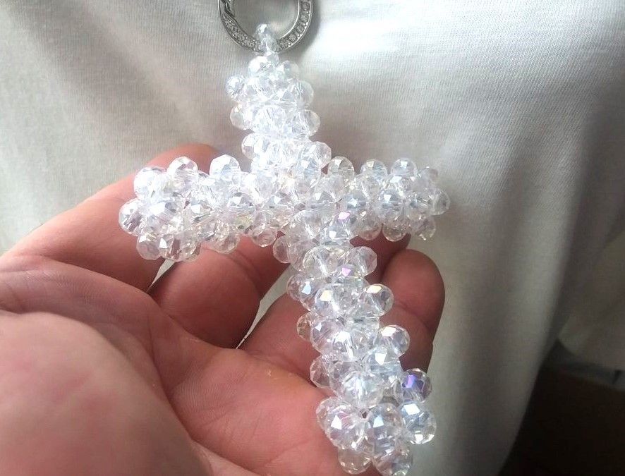 Edler XXL Kreuz Anhänger aus Kunstperlen gearbeitet / beweglich