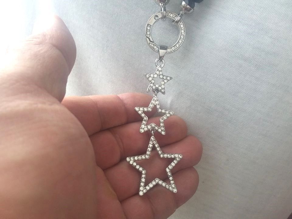 Toller 3 Sternen Anhänger mit Steinen besetzt