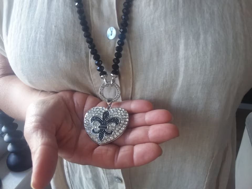 Edeles Herz mit französischer Lilie und Swarovski Elementen