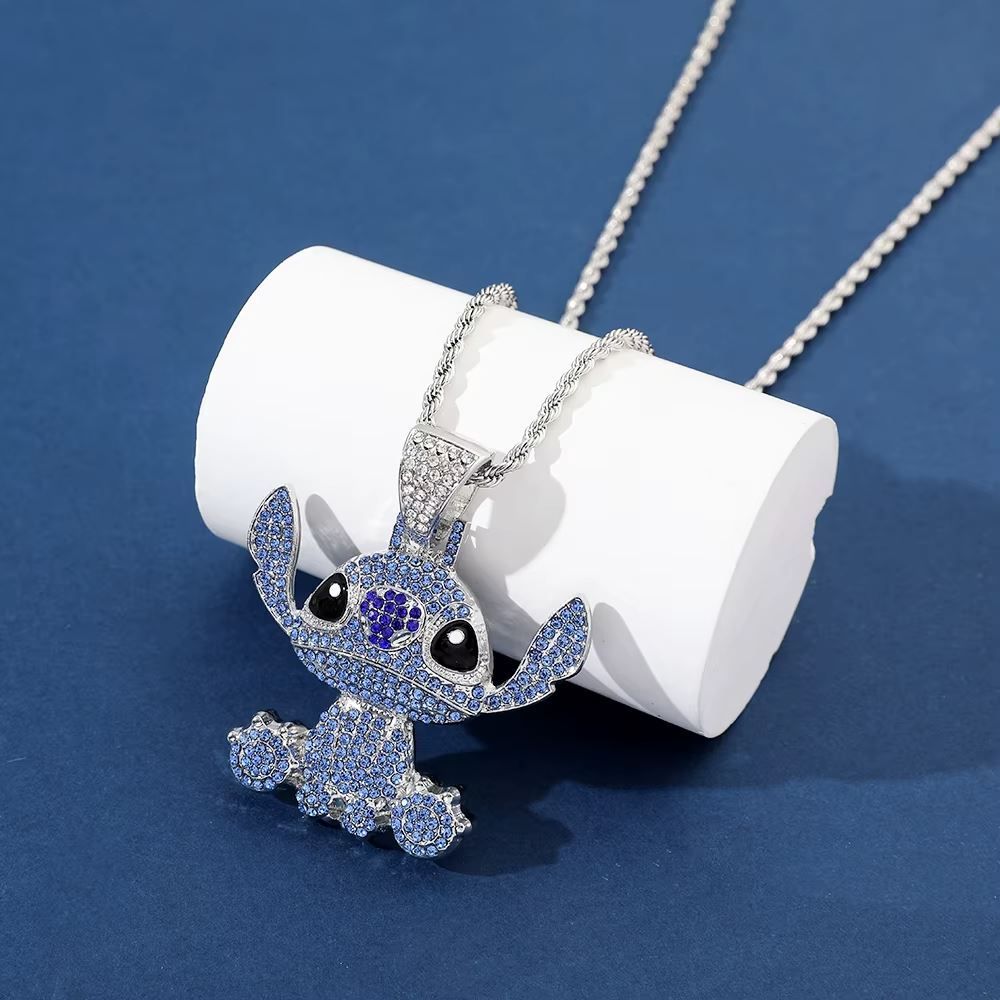 Stitch mit blaune Steinen besetzt und Kette