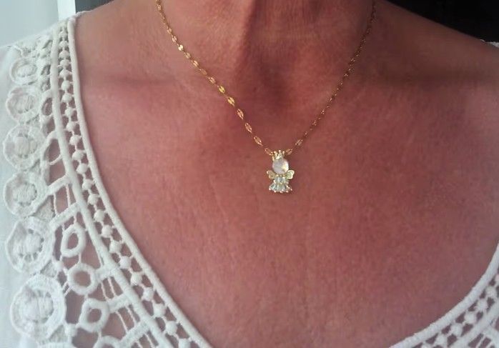 Modischer Engel in Gold