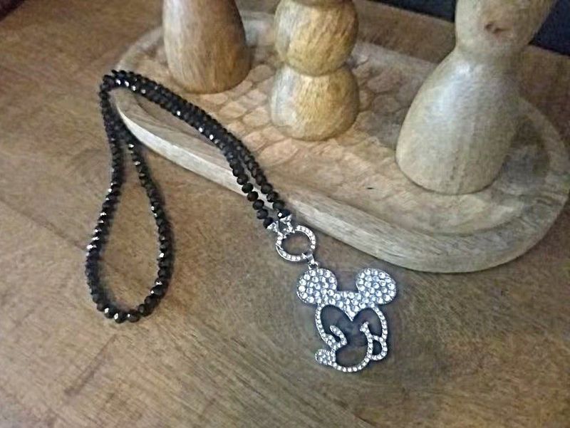 XXL Micky Maus Anhänger mit funkelnden Steinen besetzt XXL Micky Maus Anhänger mit funkelnden Steinen besetzt