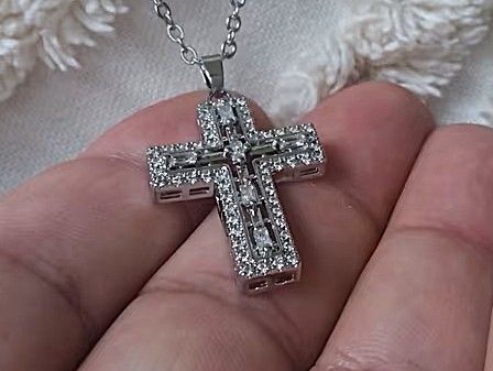 Edles Kreuz mit Steinen besetzt