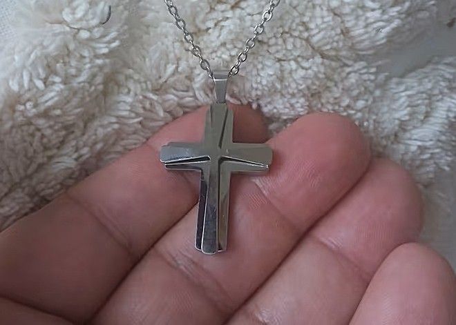 Schickes Kreuz mit Kette Schickes Kreuz mit Kette