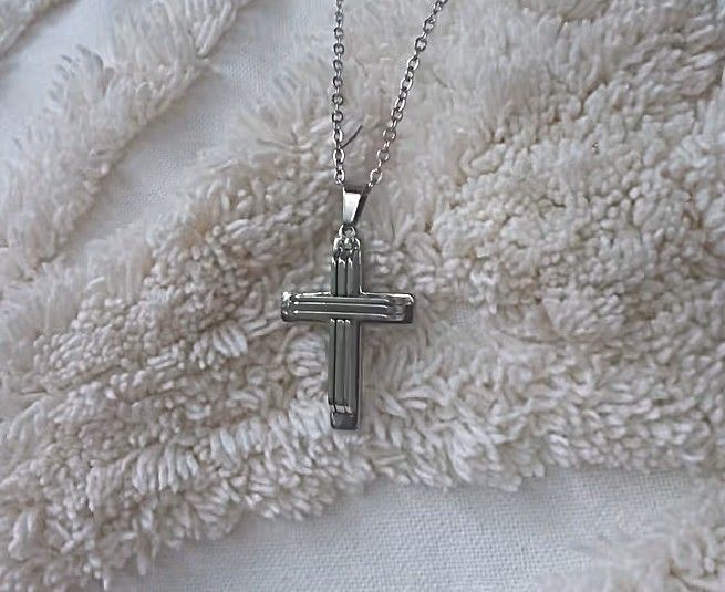 Stilvolles Kreuz mit Kette Stilvolles Kreuz mit Kette