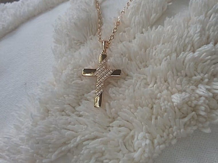 Edles Kreuz in rosè Vergoldung mit Steinen besetzt