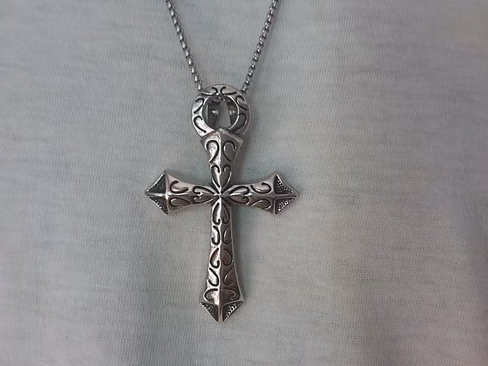 Ausgefallenes Kreuz mit Verzierung und Kette