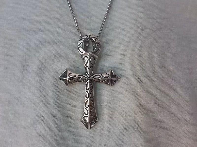 Ausgefallenes Kreuz mit Verzierung und Kette