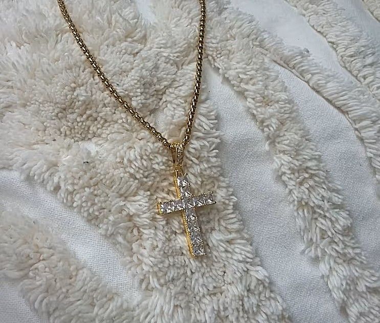 Großes Kreuz mit Steinen in Gold und passender Kette