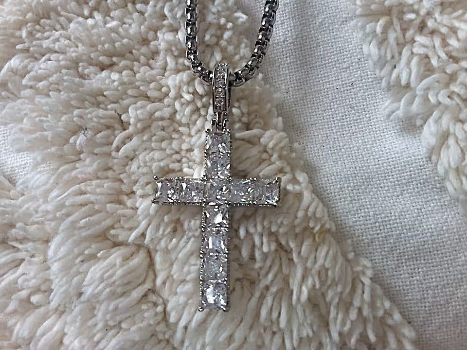Großes Kreuz mit Steinen in Silber und passender Kette Großes Kreuz mit Steinen in Silber und passender Kette