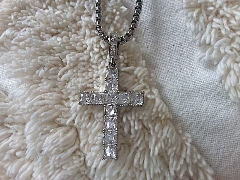 Großes Kreuz mit Steinen in Silber und passender Kette