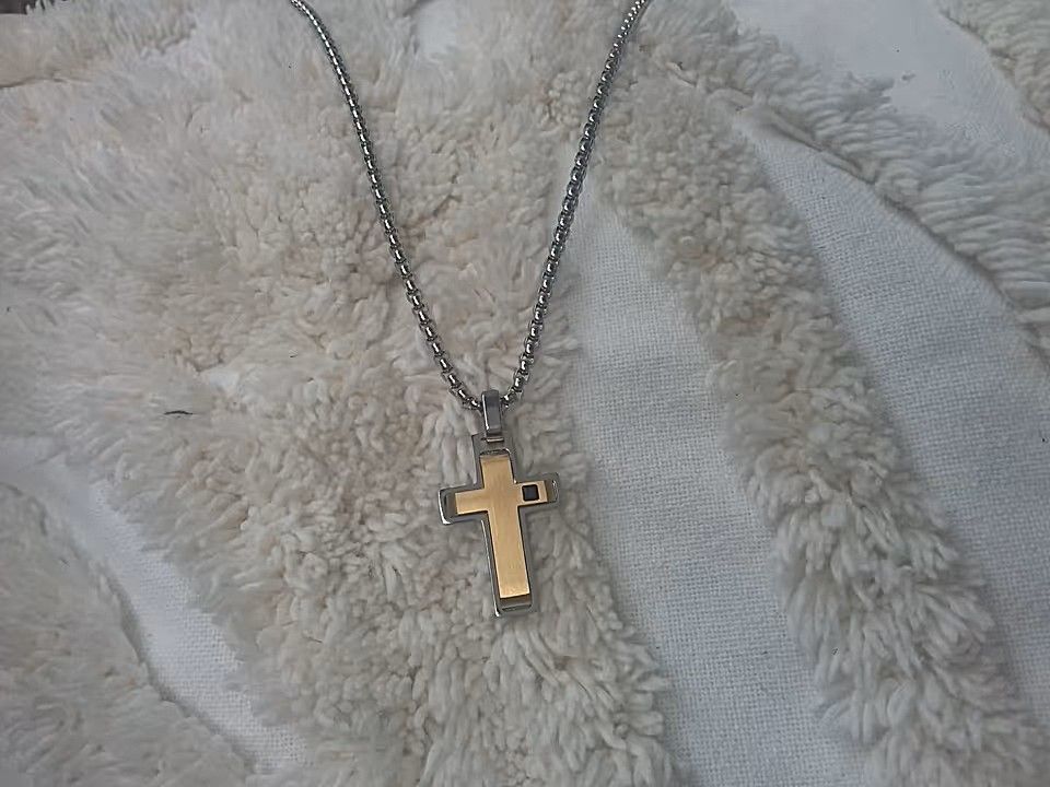 Edles Kreuz mit Stein und Kette in Gold/Silber Edles Kreuz mit Stein und Kette in Gold/Silber