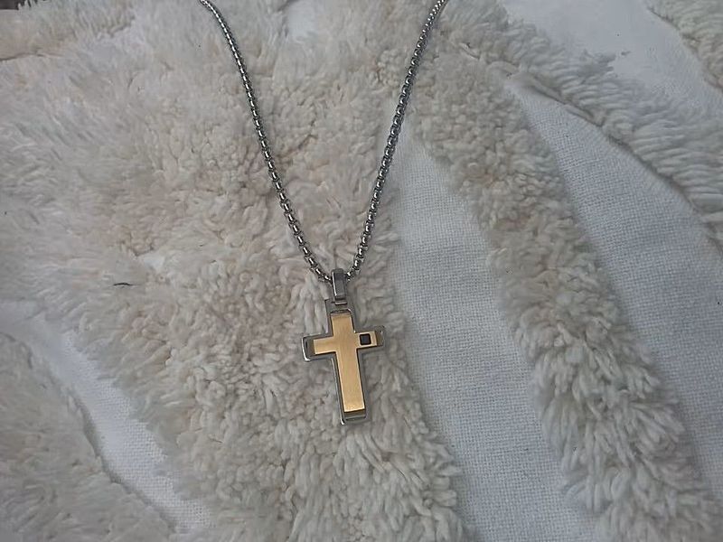 Edles Kreuz mit Stein und Kette in Gold/Silber