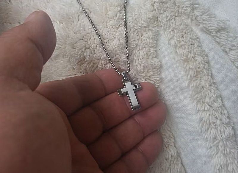 Edles Kreuz in Silber mattiert mit passender Kette Edles Kreuz in Silber mattiert mit passender Kette