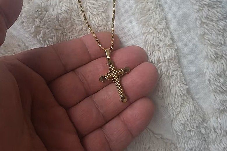 Tolles Kreuz in Gold mit Kette