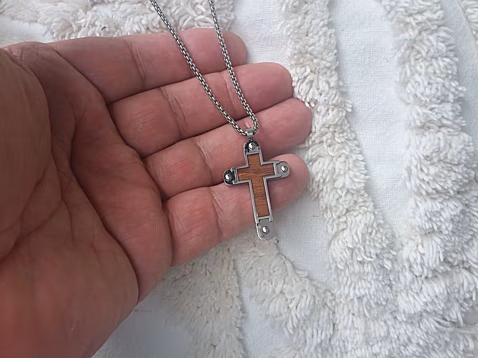 Kreuz in Holzoptik und Silber mit passender Kette