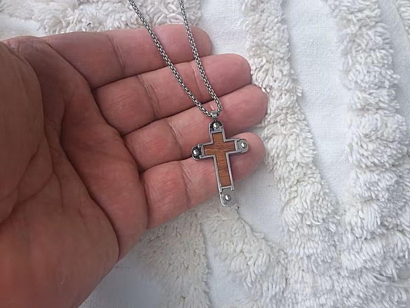 Kreuz in Holzoptik und Silber mit passender Kette