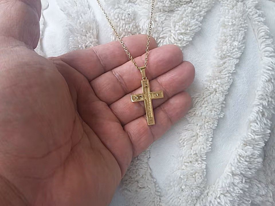 Ausgefallenes Kreuz in Gold mit Kette Ausgefallenes Kreuz in Gold mit Kette
