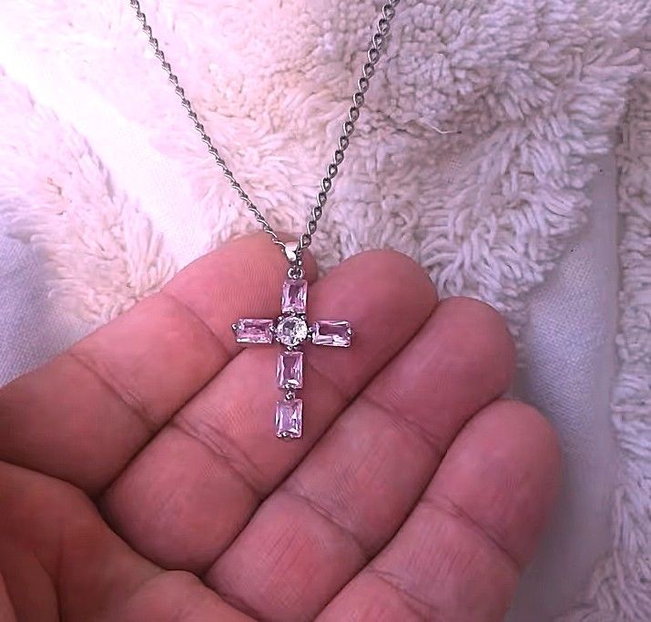 Kreuz mit rosa Steinen und passende Kette Kreuz mit rosa Steinen und passende Kette