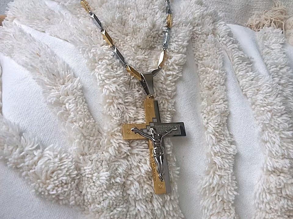 Großes Kreuz in Gold / Silber mit Kette Großes Kreuz in Gold / Silber mit Kette