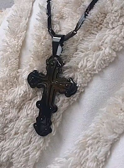 Großes Kreuz in schwarz mit Kette