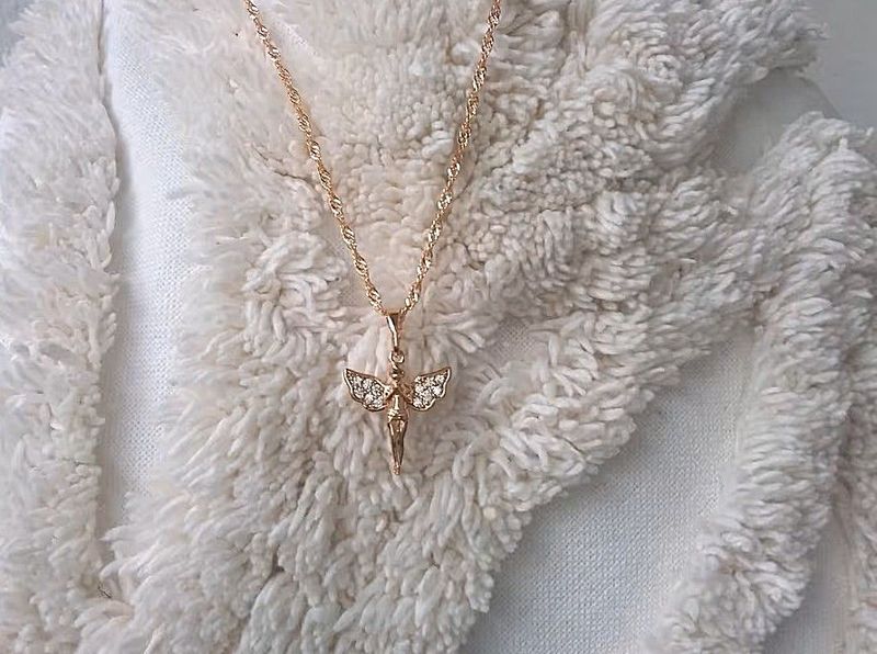 Edel vergoldeter Engel Anhänger mit Kette und Steinen besetzt