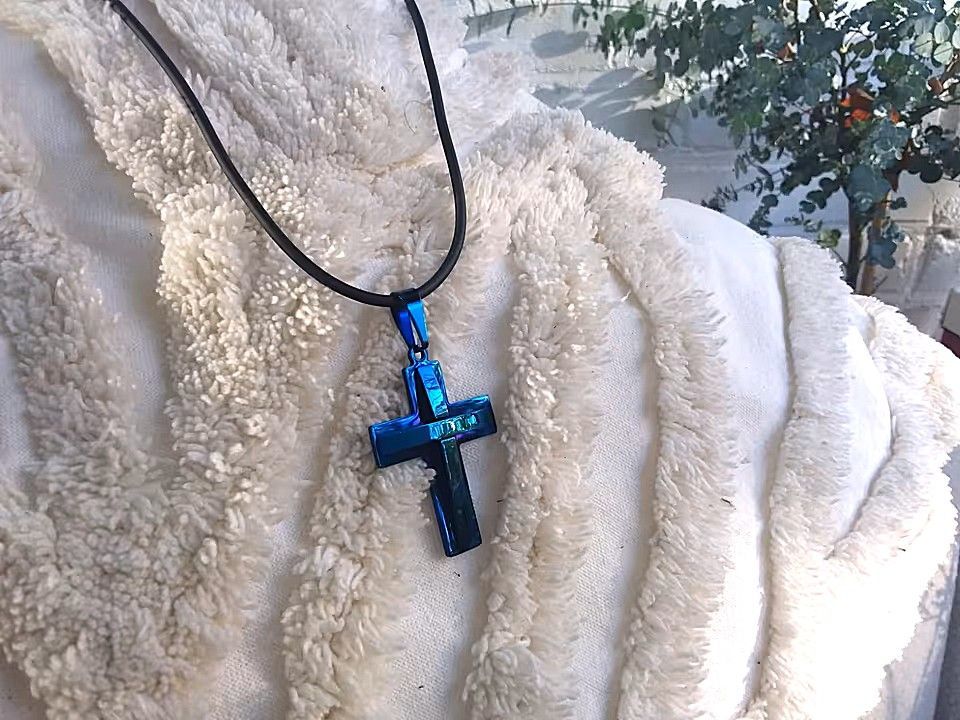 Mega Kreuz in Blau an einer Kautschukkette