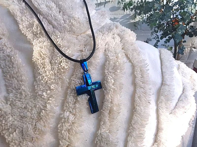 Mega Kreuz in Blau an einer Kautschukkette