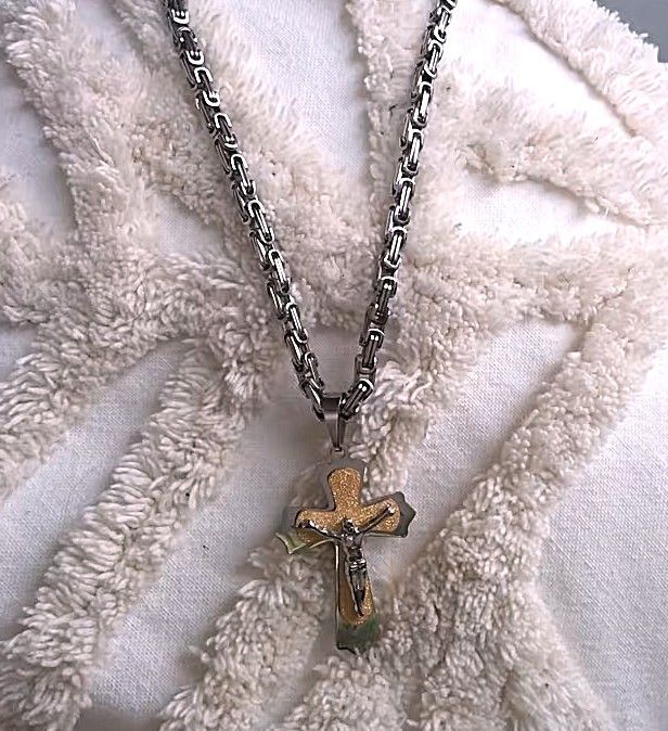 Kreuz mit Gold Absatz und Königskette