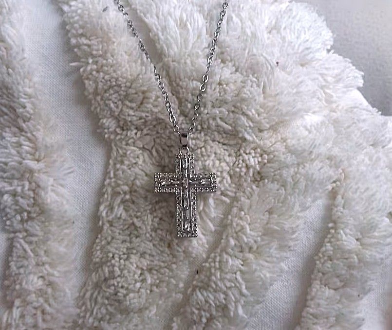 Edles Kreuz mit Steinen besetzt Edles Kreuz mit Steinen besetzt