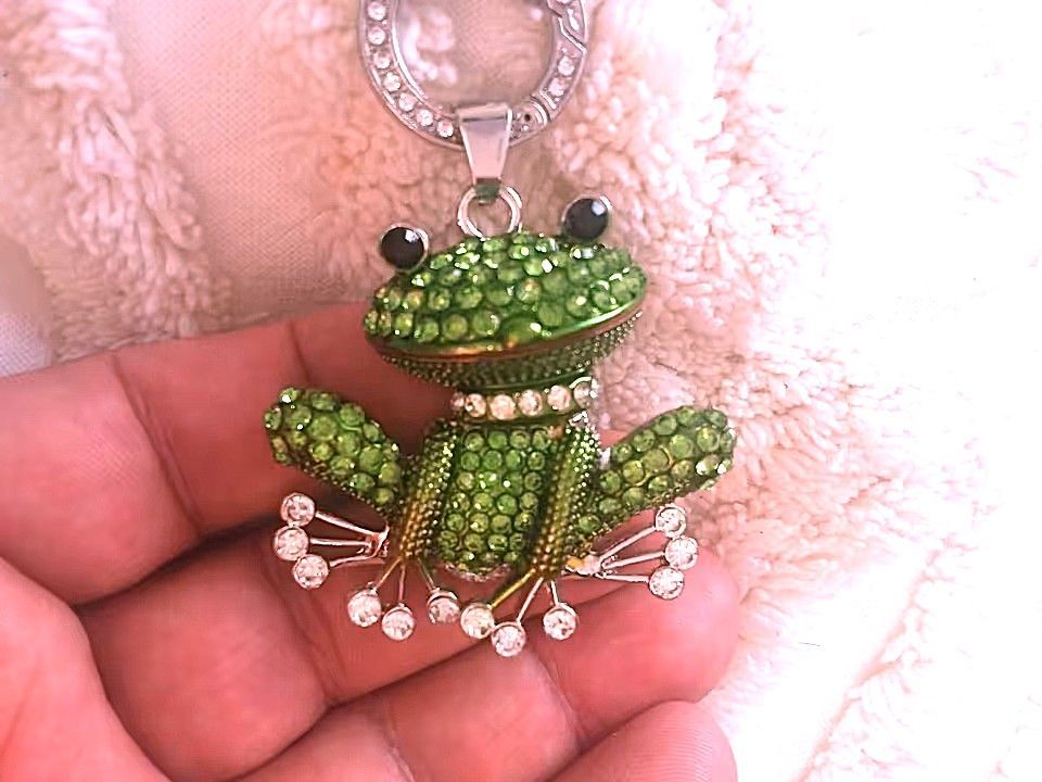 Süsser Frosch in hell grün mit Steinen besetzt Süsser Frosch in hell grün mit Steinen besetzt