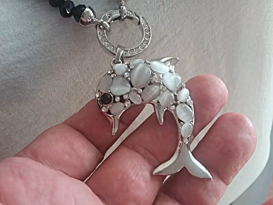 Edler Delfin Anhänger mit weißen Steinen, wie Mondstein, besetzt