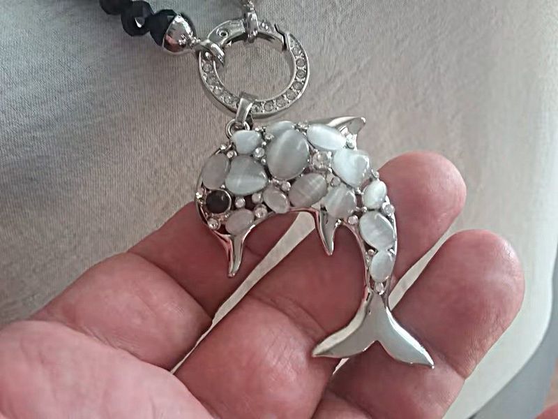 Edler Delfin Anhänger mit weißen Steinen, wie Mondstein, besetzt