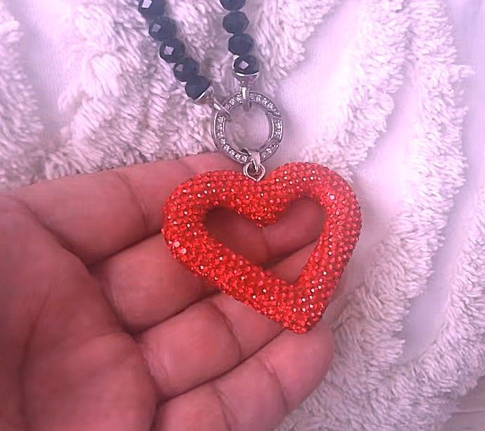 Funkelndes XXL Herz mit roten Steinen besetzt Funkelndes XXL Herz mit roten Steinen besetzt