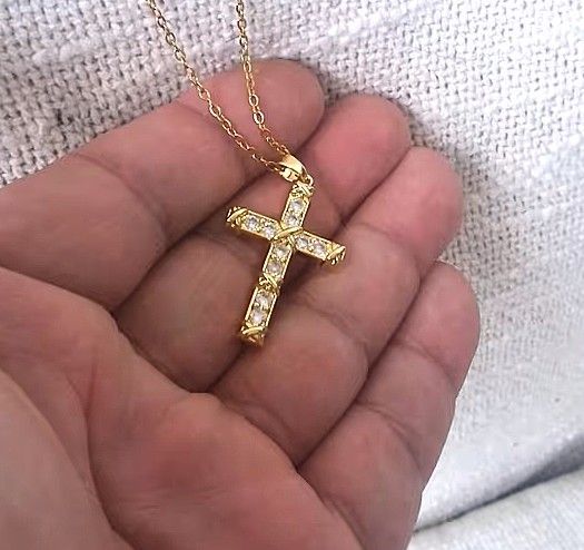 Kreuz Anhänger vergoldet und mit Steinen verziert Kreuz Anhänger vergoldet und mit Steinen verziert