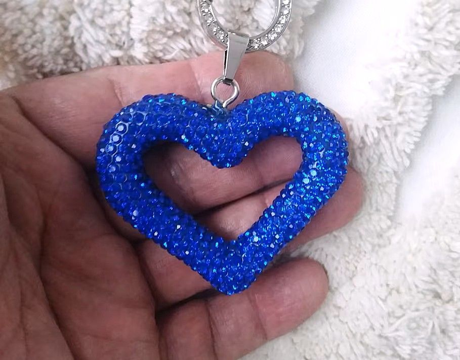 Funkelndes XXL Herz mit dunkelblauen Steinen besetzt Funkelndes XXL Herz mit dunkelblauen Steinen besetzt