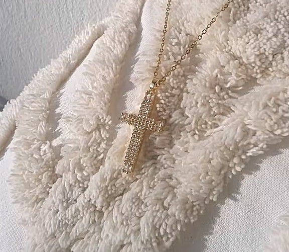 Kreuz Anhänger vergoldet und mit Steinen verziert Kreuz Anhänger vergoldet und mit Steinen verziert