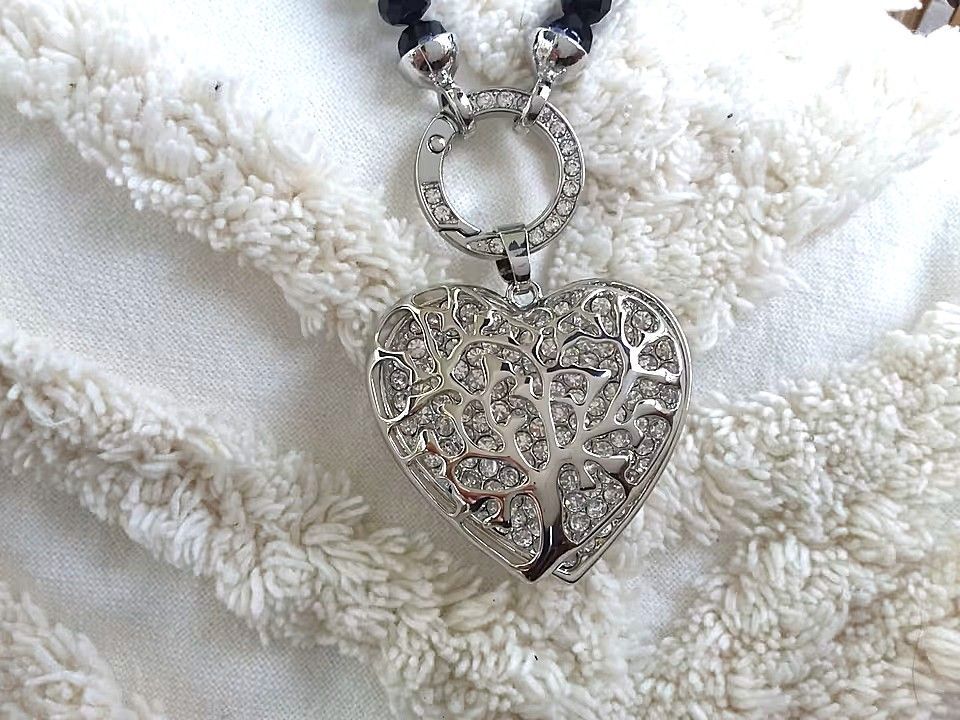 Aufklappbares Herz in Flügelform mit Swarovski Elementen