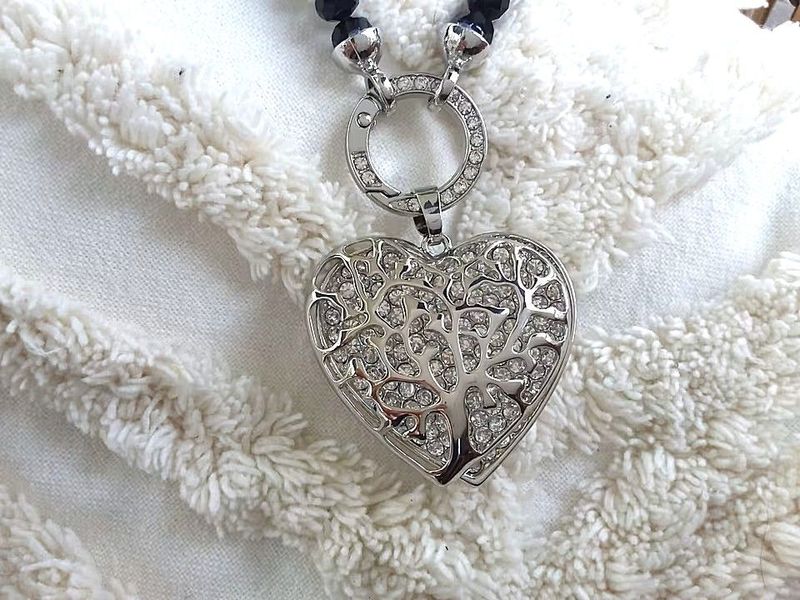 Aufklappbares Herz in Flügelform mit Swarovski Elementen Aufklappbares Herz in Flügelform mit Swarovski Elementen