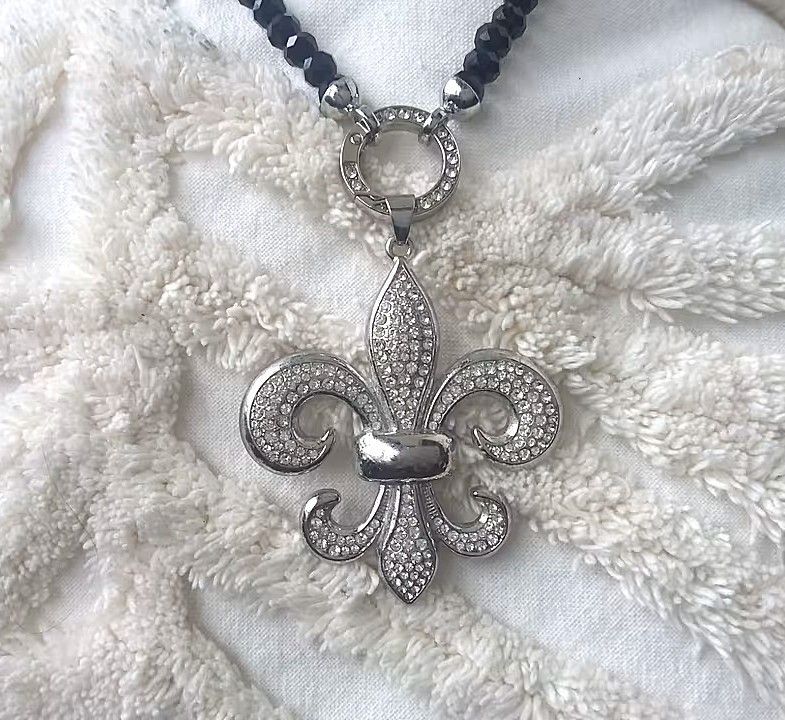 Wunderschöner französische Lilien Anhänger Wunderschöner französische Lilien Anhänger