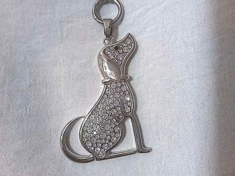 Noch ein süsser Hunde Anhänger mit Steinen besetzt Noch ein süsser Hunde Anhänger mit Steinen besetzt